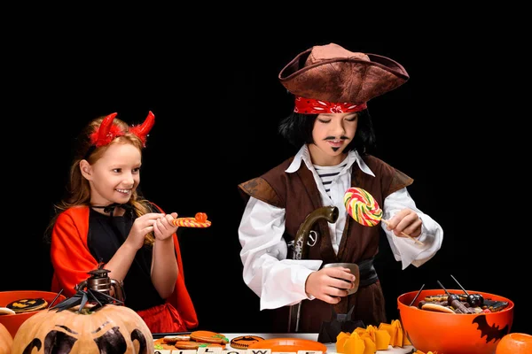 Niños con dulces de halloween - foto de stock