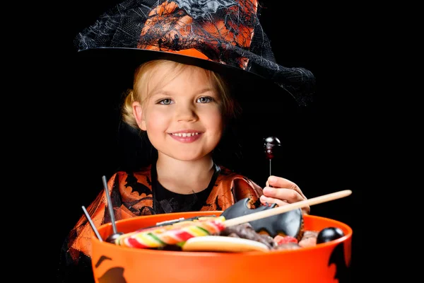 Enfant avec bonbons halloween — Photo de stock