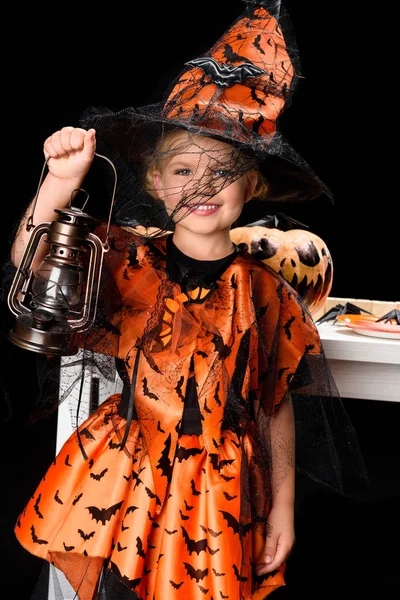 Ребенок в костюме ведьмы — стоковое фото