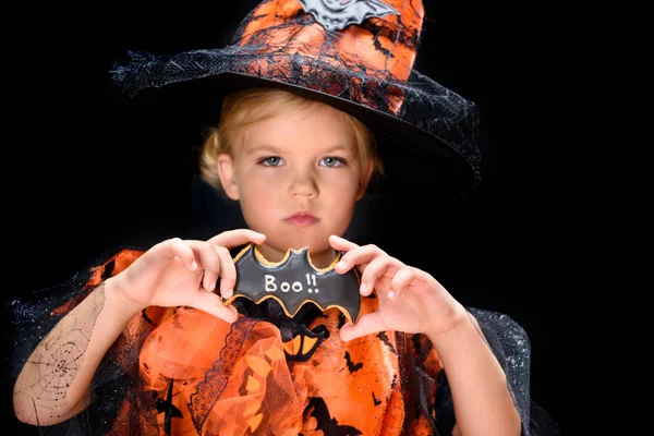 Criança com biscoito de morcego halloween — Fotografia de Stock