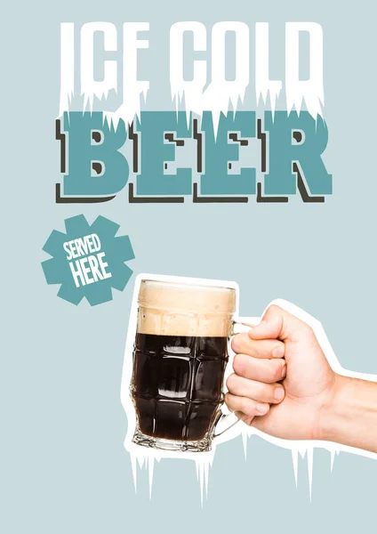 Pessoa com copo de cerveja escura — Fotografia de Stock