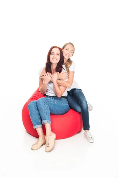 Madre e hija en silla de bolsa de frijol - foto de stock