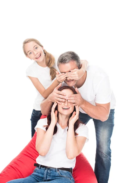 Familie schließt Augen für Überraschung — Stockfoto