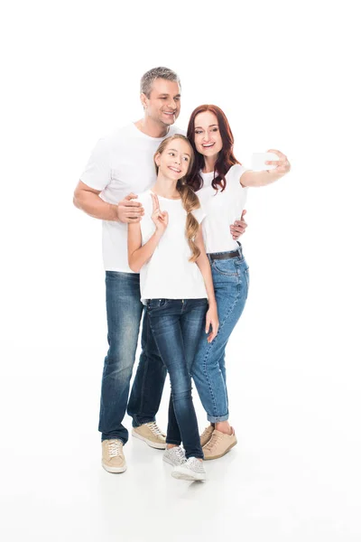 Familia tomando selfie en smartphone - foto de stock