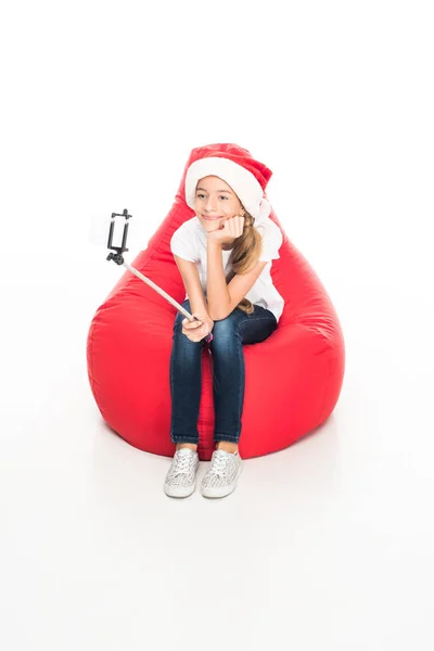 Девушка делает селфи на Рождество — стоковое фото