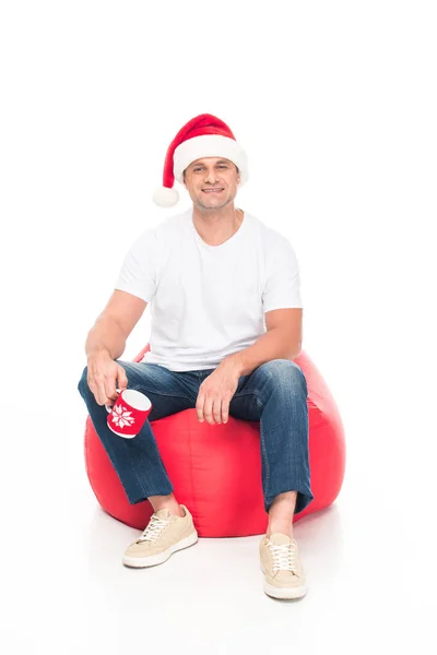 Homme en chapeau de Père Noël avec café — Photo de stock
