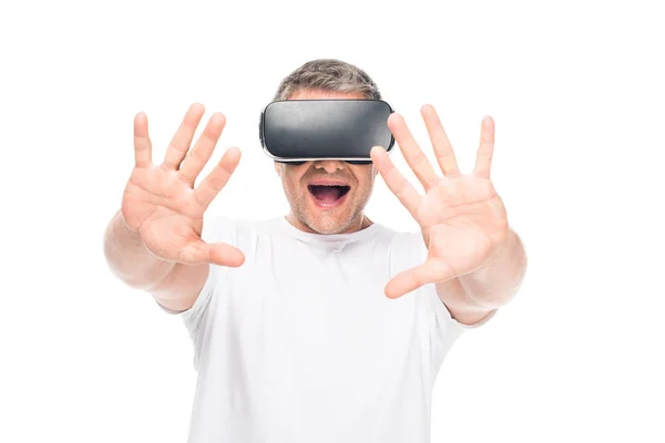 Uomo eccitato utilizzando auricolare vr — Foto stock