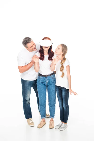 Família com fone de ouvido de realidade virtual — Fotografia de Stock