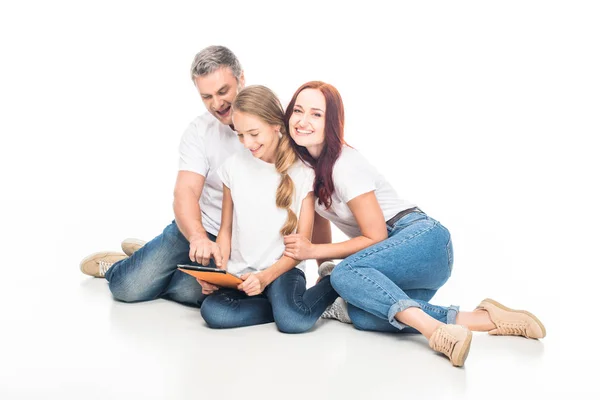 Família usando tablet digital — Fotografia de Stock