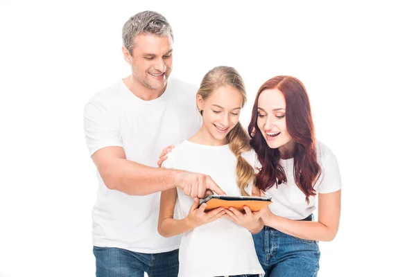 Famille utilisant une tablette numérique — Photo de stock