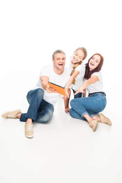 Familie nutzt digitales Tablet — Stockfoto