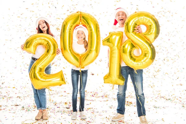 Familia con globos de año nuevo 2018 - foto de stock