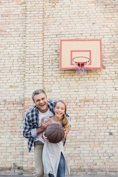 Padre e hija jugando baloncesto - foto de stock