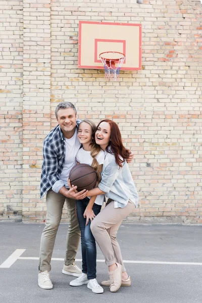 Famiglia che gioca a basket — Foto stock