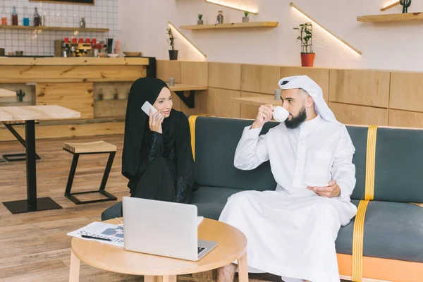 Musulmans hommes d'affaires avoir une conversation — Photo de stock