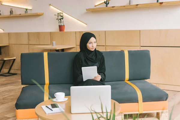 Мусульманська жінка використовує цифровий планшет — стокове фото