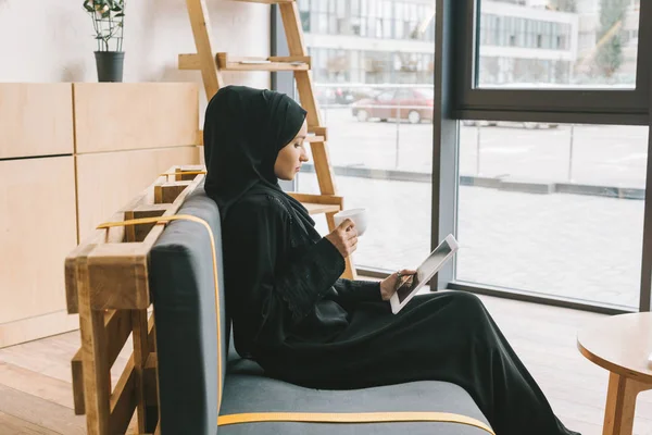 Мусульманська жінка п'є каву — стокове фото