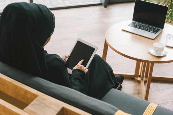 Мусульманська жінка використовує планшет — стокове фото