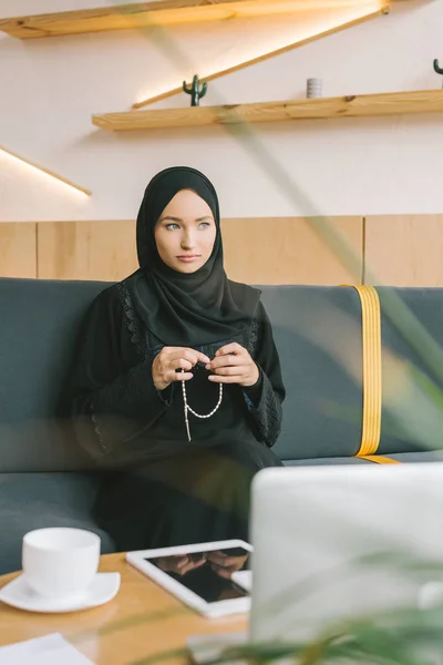 Mujer musulmana con cuentas de oración - foto de stock