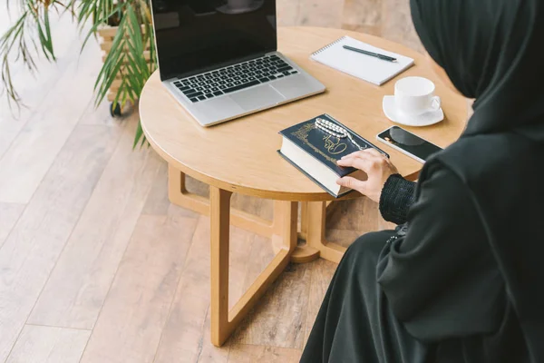 Femme musulmane avec livre de Coran — Photo de stock