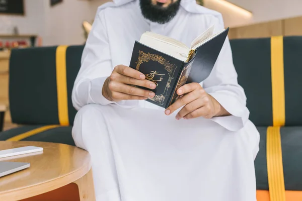 Lectura de quran - foto de stock