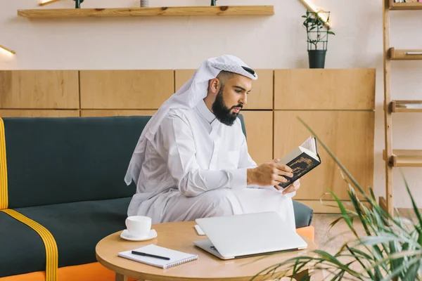 Muslim man reading quran — Stock Photo