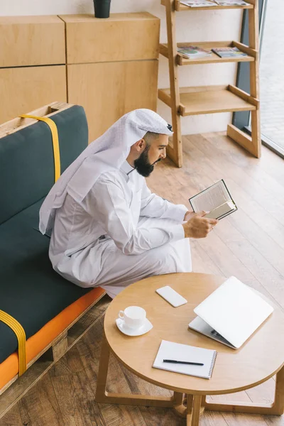 Hombre musulmán leyendo quran - foto de stock