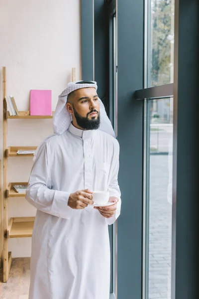 Homme musulman avec tasse de café — Photo de stock