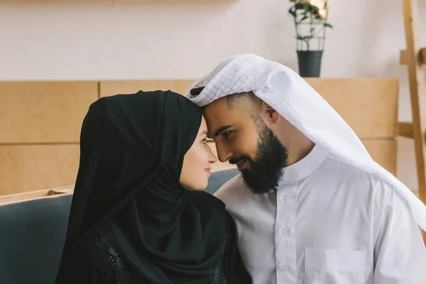 Casal muçulmano em roupas tradicionais — Fotografia de Stock