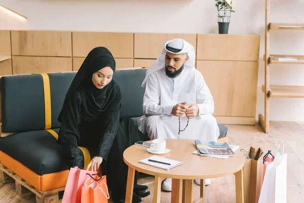 Couple musulman assis sur le canapé — Photo de stock