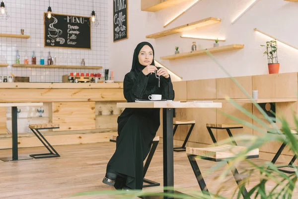 Mulher muçulmana com contas de oração no café — Fotografia de Stock
