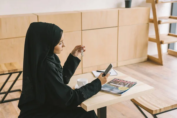 Muslimische Frau nutzt Smartphone — Stockfoto