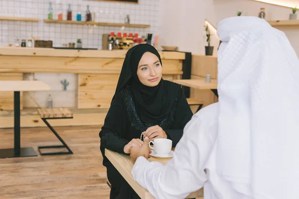 Pareja musulmana teniendo una cita en la cafetería - foto de stock