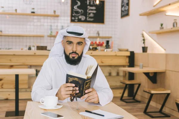 Muslimischer Mann mit Quran — Stockfoto