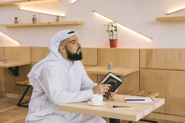 Muslimischer Mann mit Quran — Stockfoto