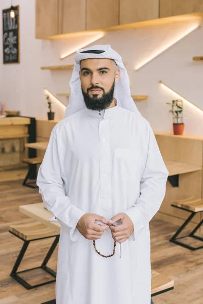 Homme musulman avec des perles de prière — Photo de stock