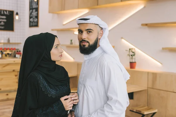 Pareja musulmana en la cafetería - foto de stock