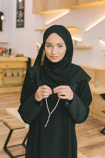 Muslim woman with prayer beads — Stock Photo