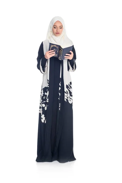 Mulher muçulmana leitura Alcorão — Fotografia de Stock