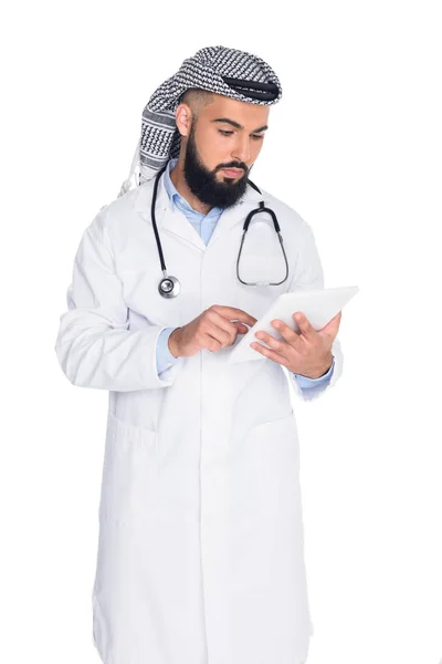 Médico musulmán que usa el comprimido - foto de stock