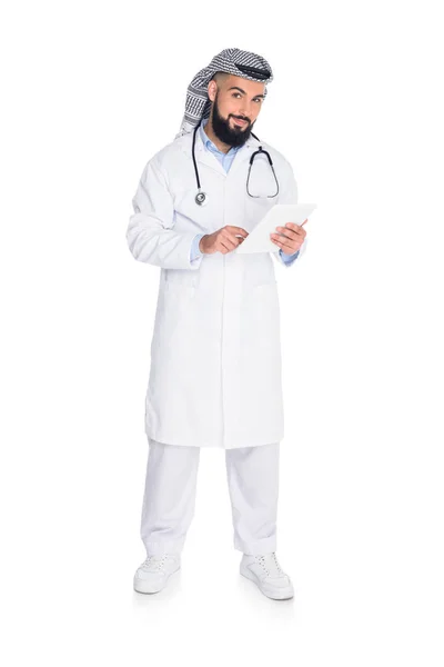 Médecin musulman utilisant comprimé — Photo de stock