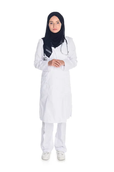 Молода мусульманка лікарка — стокове фото