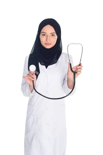 Doctora musulmana joven - foto de stock