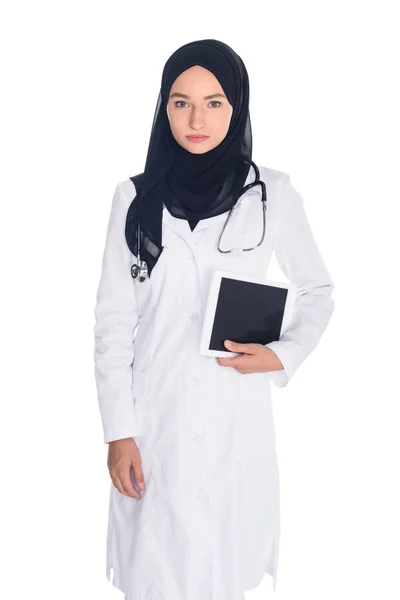Молода мусульманка лікарка — стокове фото
