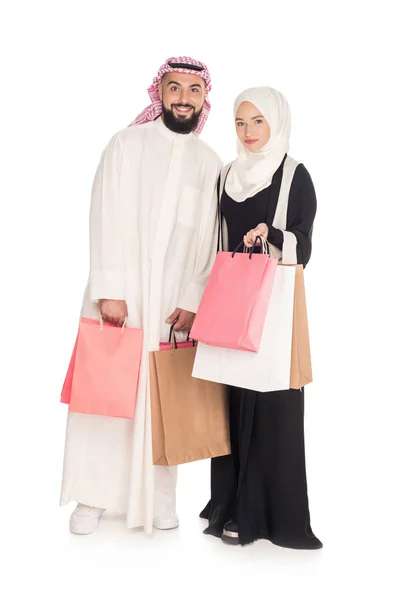 Мусульманская пара с пакетами для покупок — стоковое фото