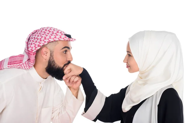 Homem muçulmano beijando as mãos da namorada — Fotografia de Stock