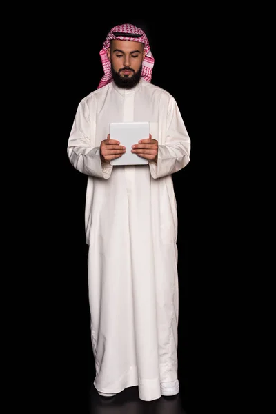 Uomo musulmano con tavoletta digitale — Foto stock