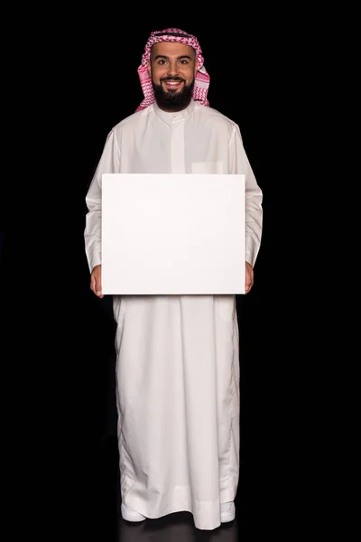 Hombre musulmán sosteniendo tablero en blanco - foto de stock