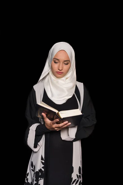Muslim woman reading quran — Stock Photo