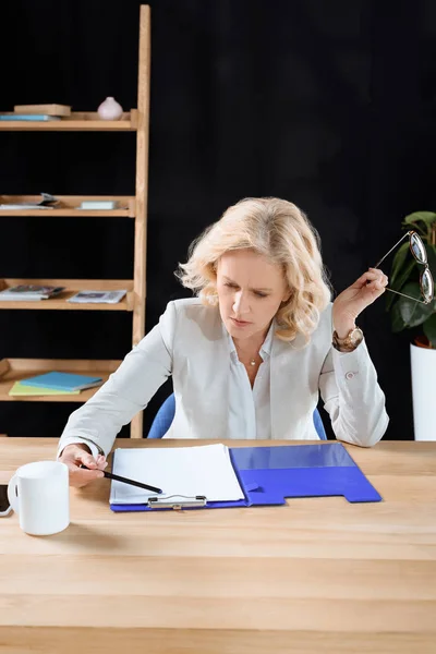 Businesswoman in office — Stock Photo